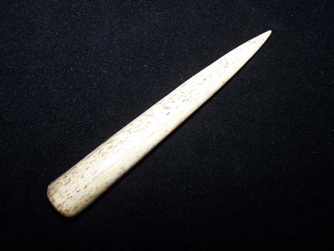 A 19th century ANTIQUE Whalebone Fid measuring 5 1/2"
